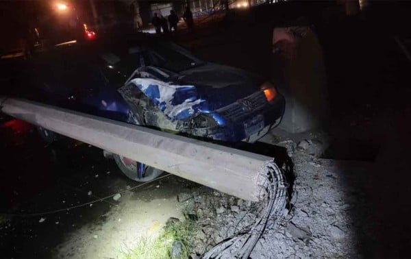 Estrella su Jetta vs postes y auto estacionado, queda Iεs¡øηα∂ø