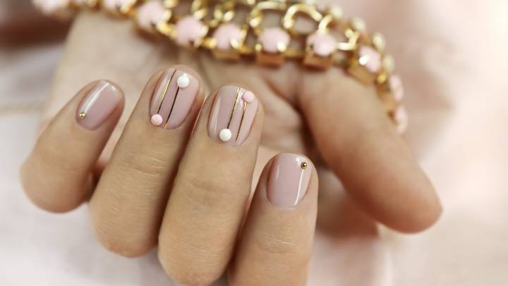 10 uñas navideñas sencillas y originales que arrasarán este invierno 2025