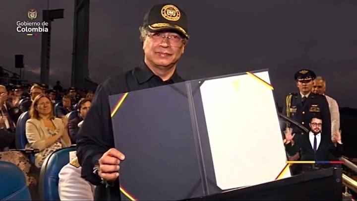 Gustavo Petro firmó el contrato de la compra de 17 aviones de guerra Gripen: “Momento histórico”