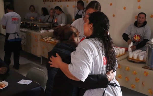 Un plato caliente y palabras de ánimo reúnen a la comunidad en la Bellavista