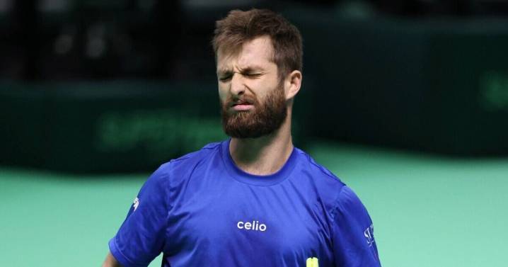 Tennis star issues grovelling apology after 'stupid' mistake that left him embarrassed
