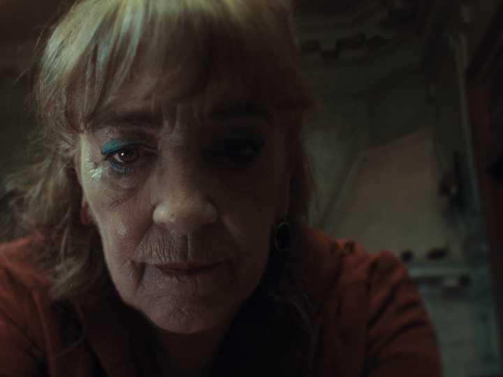 Vieja loca: el terror de pasar una noche con tu suegra