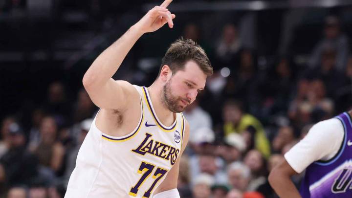 Lakers’ Luka Doncic pulls up for Black Friday Game vs. Mavericks in a Bugatti