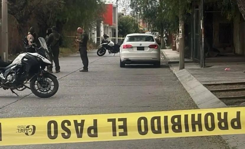 Hallan cuerpo con un balazo al interior de auto en Soledad