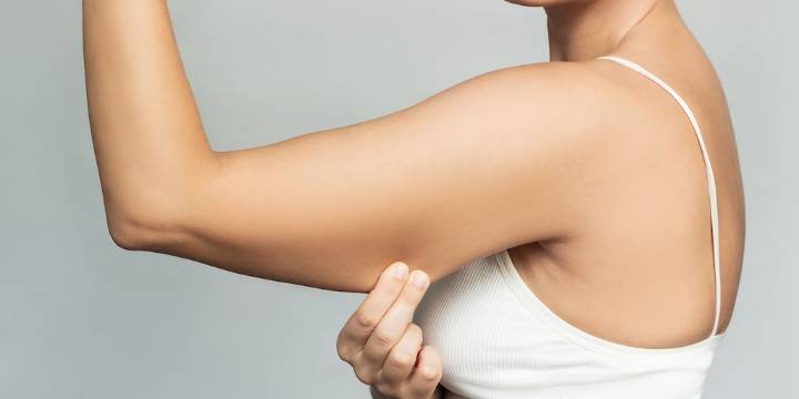 Los 3 ejercicios fáciles de hacer para eliminar las “alas de murciélago” de los brazos desde casa