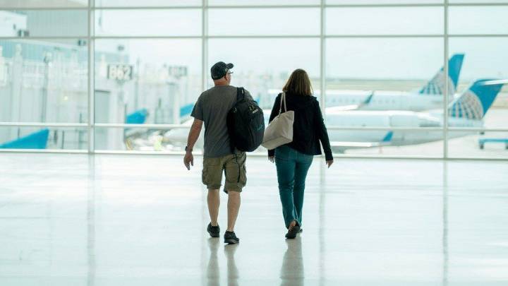 FAA reduce tráfico aéreo en 40 mercados ante crisis por cierre gubernamental