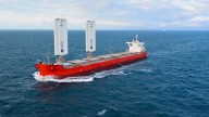 Instalan dos velas gigantes en un buque de carga y solucionan el gran problema de la industria marítima