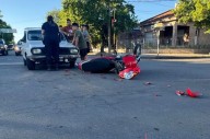 Sin casco, cruzó en rojo y chocó contra un auto