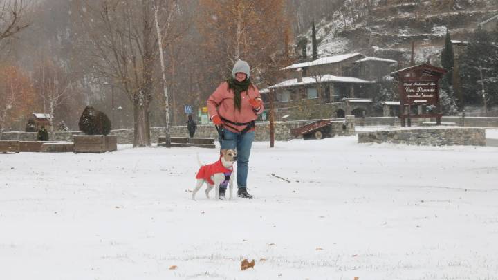 La nieve tiñe de blanco los Pirineos de Catalunya y el frío polar da las temperaturas más bajas registradas desde febrero del 2023