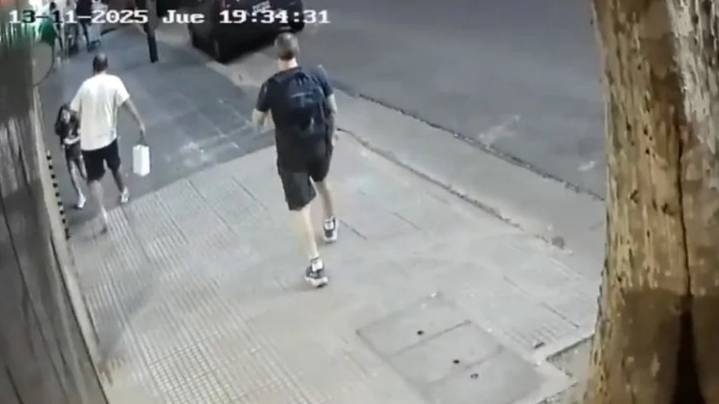 Un joven con carnet de discapacidad pateó a una nena de 7 años mientras caminaba por Palermo