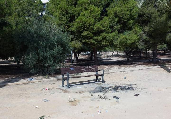 Los vecinos del PAU 1 de Alicante tienen miedo: botellón y «rituales satánicos» en el parque Juan Pablo II