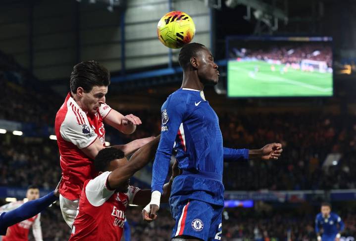 El Arsenal se atasca ante un Chelsea mermado por la expulsión de Caicedo