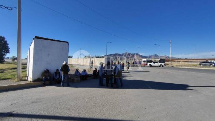 Agricultores cierran el Puente Libre y paralizan todos los cruces de carga en Ciudad Juárez