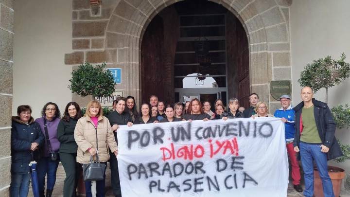Protestas ante el parador de Plasencia: los empleados reclaman mejoras laborales