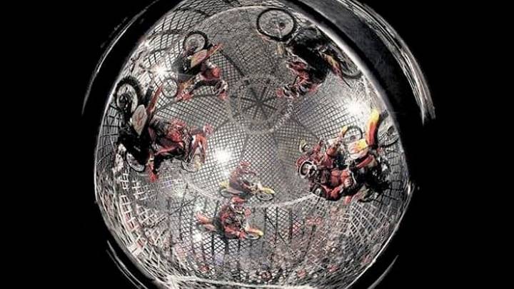 ¡Tragedia en el circo!: motociclista fallece cuando hacía su show dentro de la esfera de la muerte