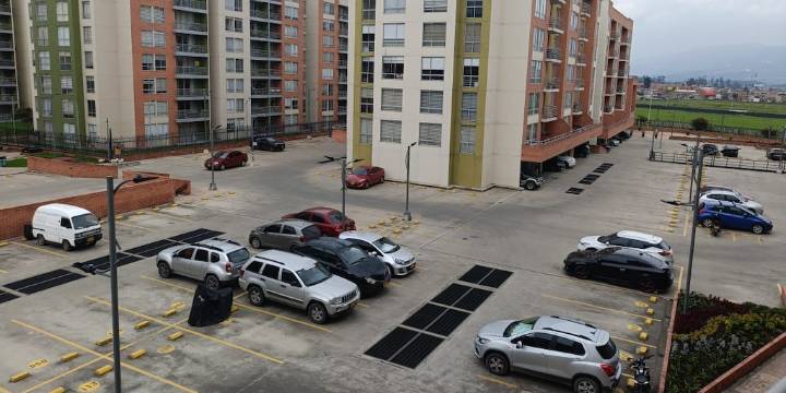 El vacío legal que sorprende a miles de residentes: así se define si un parqueadero puede usarse para varias motos en Colombia