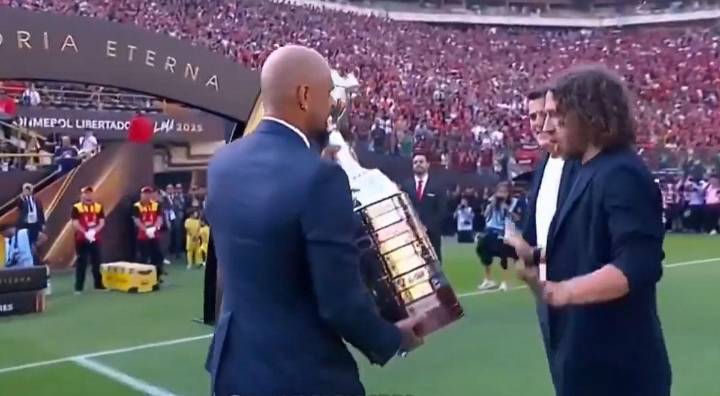Carles Puyol sorprendió al negarse a tocar el trofeo de la Copa Libertadores: "No…"
