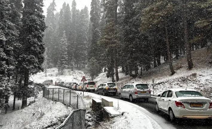 Vehicular movement suspended on Bandipora-Gurez Road after fresh snowfall