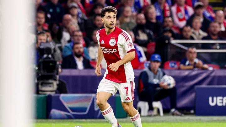 Raúl Moro afronta con optimismo su etapa en el Ajax: "Intento hacer lo mejor posible para ganarme un sitio en el once"