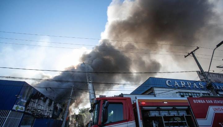 Incendio de grandes dimensiones afecta a local de neumáticos en San Miguel