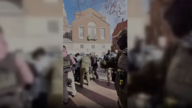 ICE detiene a un estudiante de secundaria de Rhode Island en un juzgado y genera críticas de funcionarios estatales