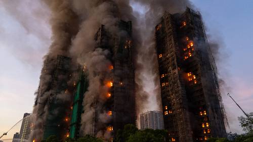 Al menos 13 muertos en incendio en complejo de rascacielos residenciales en Hong Kong