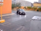 Taxista por aplicación intenta arrollar a guardia de seguridad en fraccionamiento