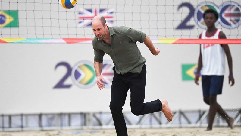 El príncipe William se anima al voleibol de playa en Copacabana