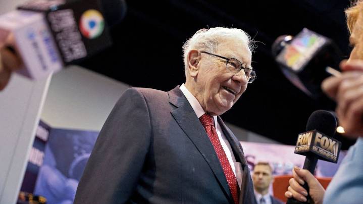 Warren Buffett carga contra la «avaricia» de los altos directivos en su carta de despedida