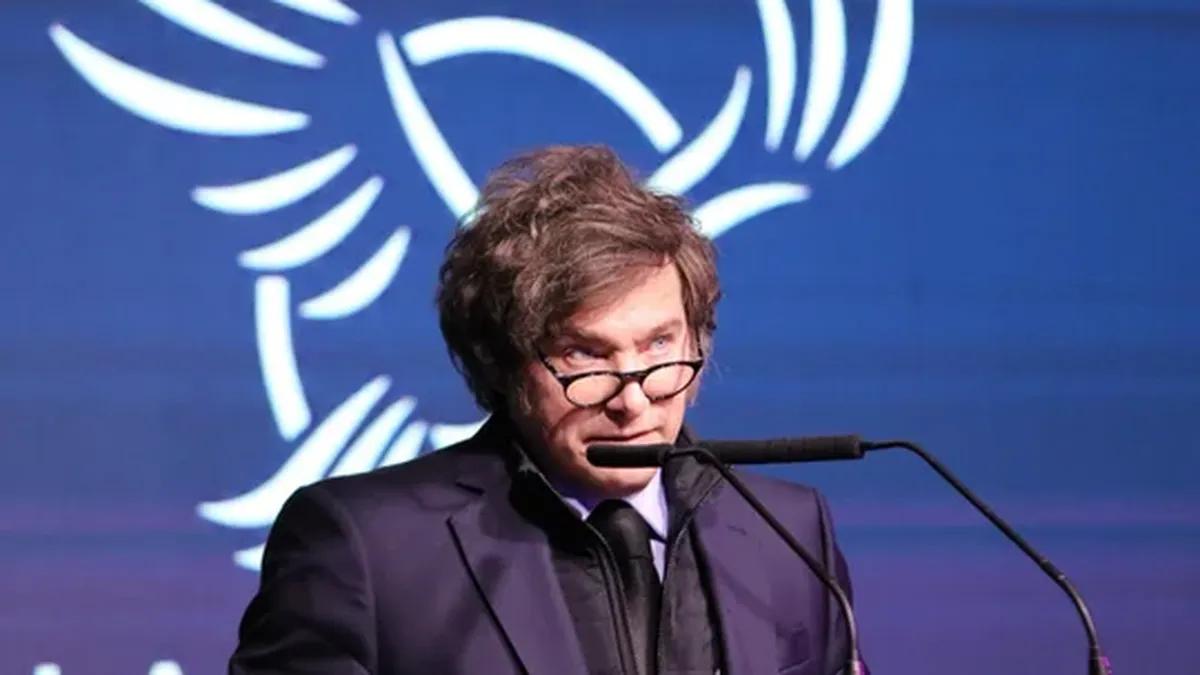 Javier Milei se metió en la polémica por el "pasillo de espaldas" de Estudiantes a Rosario Central