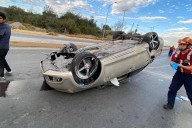 Vuelca vehículo al salirse del camino sobre los carriles contrarios de la Monterrey