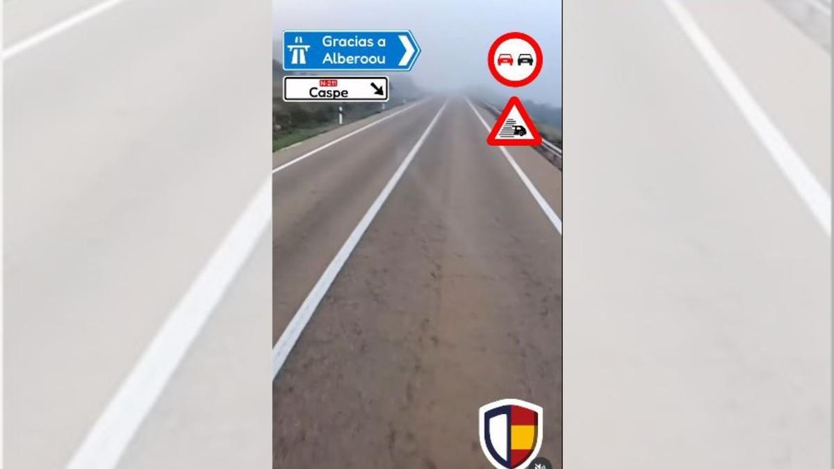 Denuncian un peligroso adelantamiento en una carretera de Zaragoza: niebla, línea continua y antes de una curva