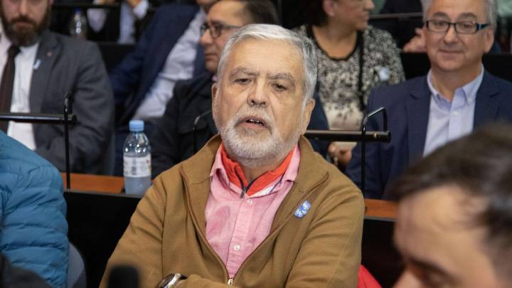 Julio De Vido llegó a Comodoro Py y quedó detenido La Corte Suprema dejó firme la sentencia contra el ex ministro de Planificación, Julio De Vido. Deberá purgar una pena de cuatro años de prisión.