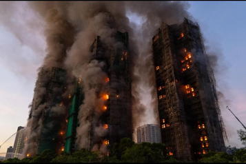 Suman 36 fallecidos por incendio en complejo de viviendas en Hong Kong