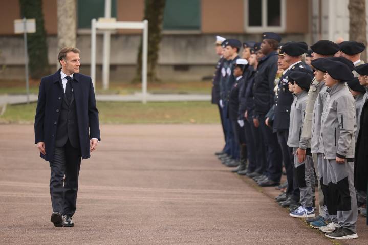French president unveils new voluntary military service for volunteers aged 18 and 19