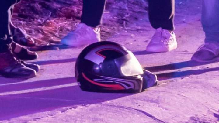 Motociclista Muere al Chocar contra Poste en Iztapalapa, CDMX; Llevaba el Casco en el Brazo