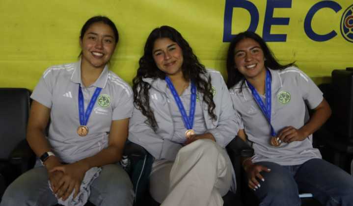 Valentina Murrieta y las seleccionadas Sub-17 del América reciben homenaje en el Clásico Nacional