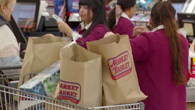 Mass. residents brave the Thanksgiving rush at grocery stores