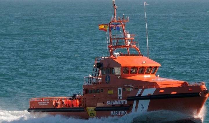 Salvamento retoma la búsqueda de los tres tripulantes desaparecidos en la costa gaditana