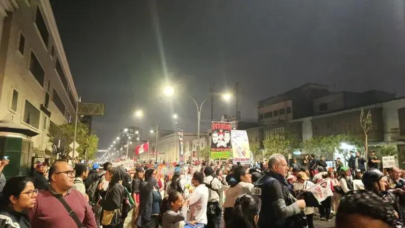 Manifestantes se movilizan contra el Ejecutivo y Congreso por las calles del Centro de Lima
