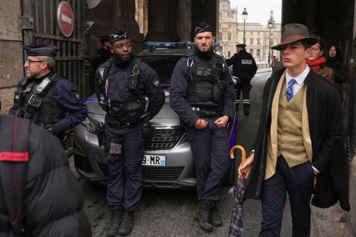 ‘Fedora man’ in Louvre heist photos is a very stylish 15