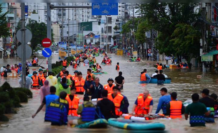 Inundaciones por lluvias torrenciales en Vietnam dejan un saldo de 90 muertos y 12 desaparecidos