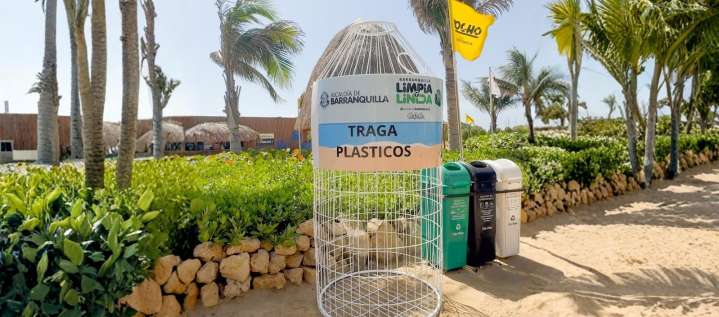 Distrito instala seis nuevas canecas tragaplásticos para cuidar playas de Puerto Mocho