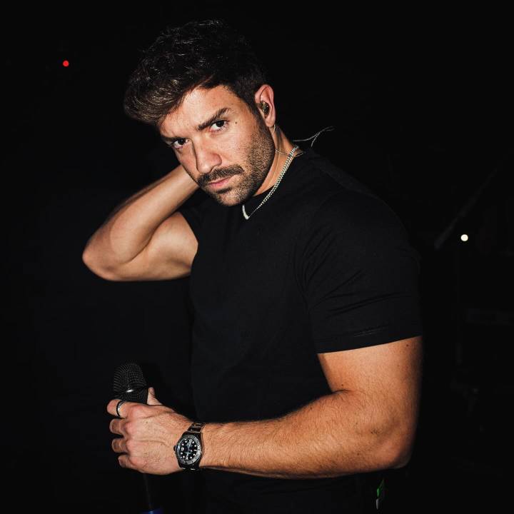 “Quedé paralizado”: Pablo Alborán cuenta cómo Karol G lo distrajo en plena entrevista