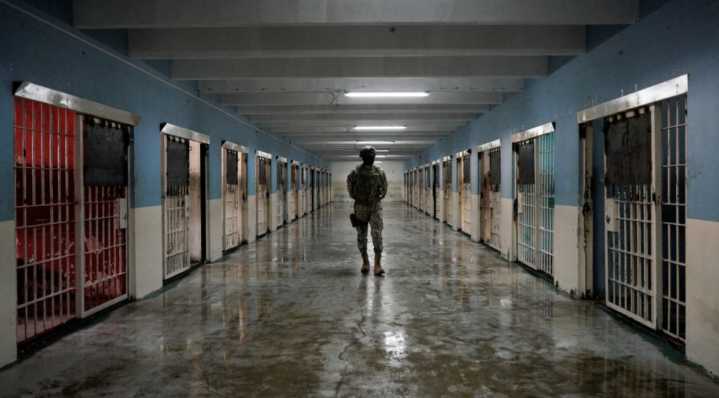 Ecuador traslada a unos 300 reclusos de alta peligrosidad a nueva prisión de máxima seguridad