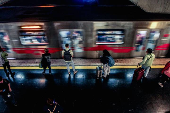 Metro de Santiago restablece operación completa en Línea 1 tras segunda interrupción del día