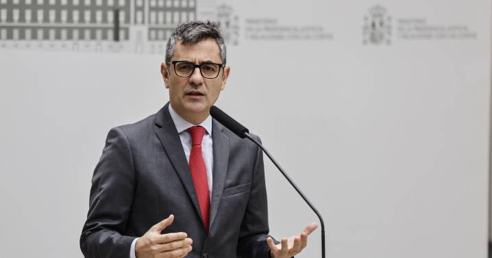 El juez sitúa a Bolaños en la cadena de custodia de los correos de la mujer de Sánchez y pide a la UCO que los analice