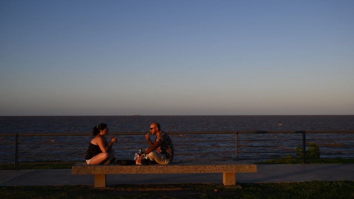 Continúa la ola de calor en Ciudad de Buenos Aires y se esperan tormentas al final del día en el centro del país