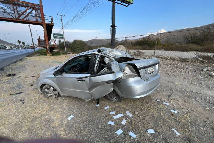 Joven da volantazo y termina chocando contra un poste, en Ramos Arizpe