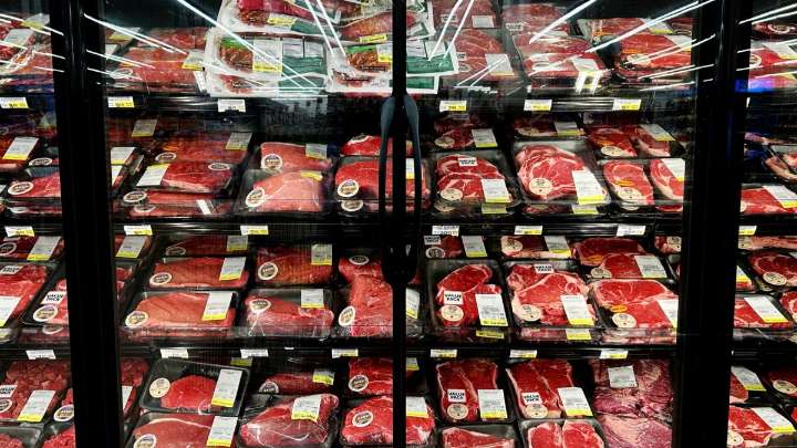 Trump reduce aranceles al café, la carne y las frutas para aliviar el costo de vida